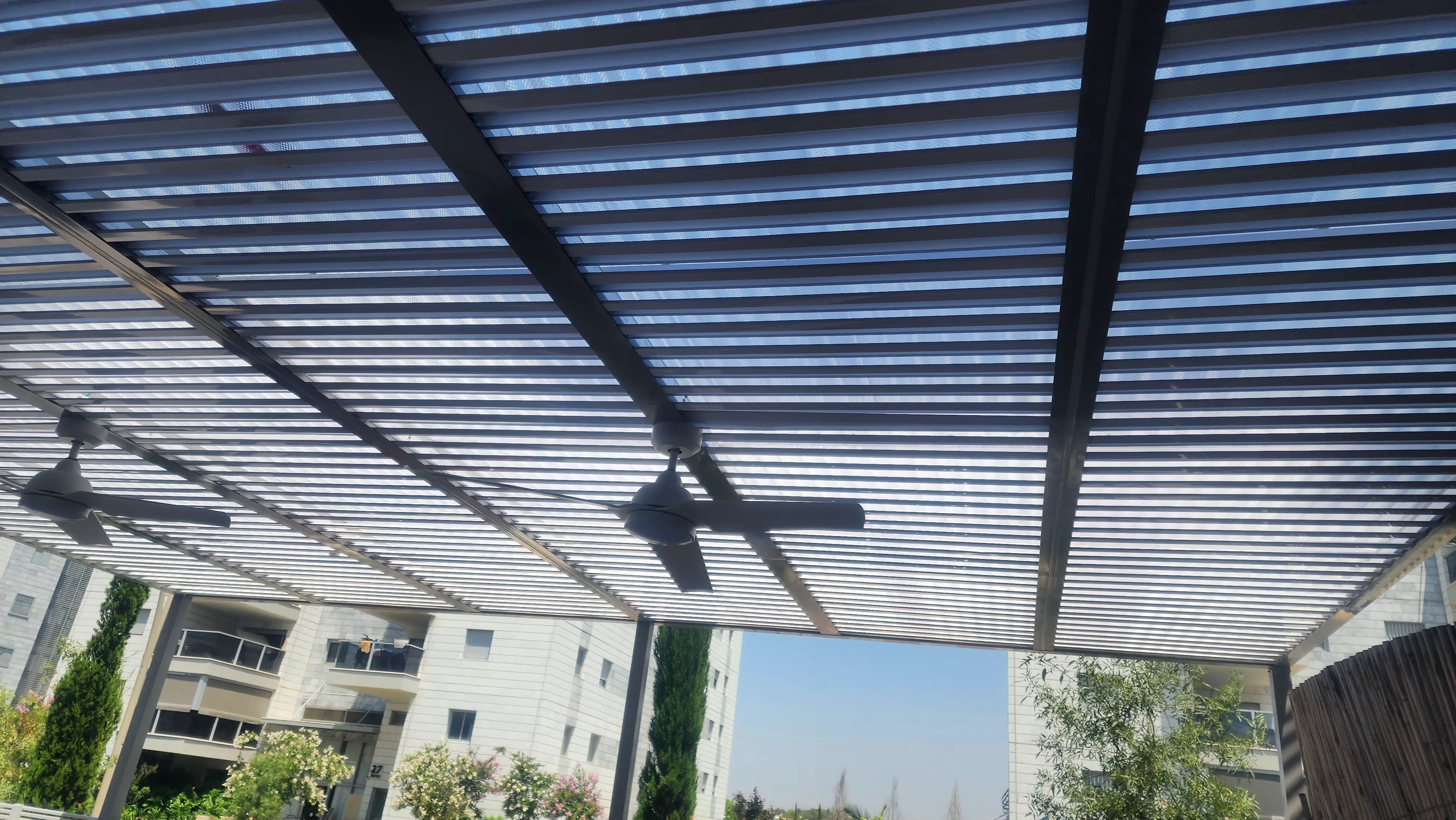 פרגולה פרימיום נשלחת עם LED