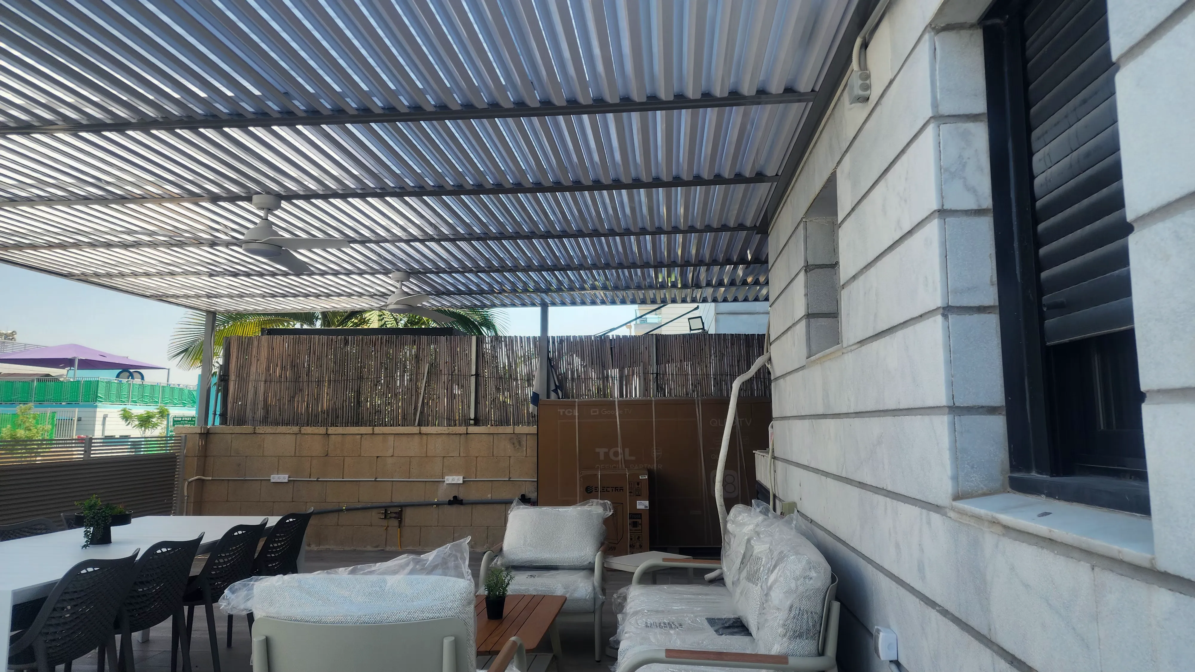 ריהוט מתחת לפרגולה