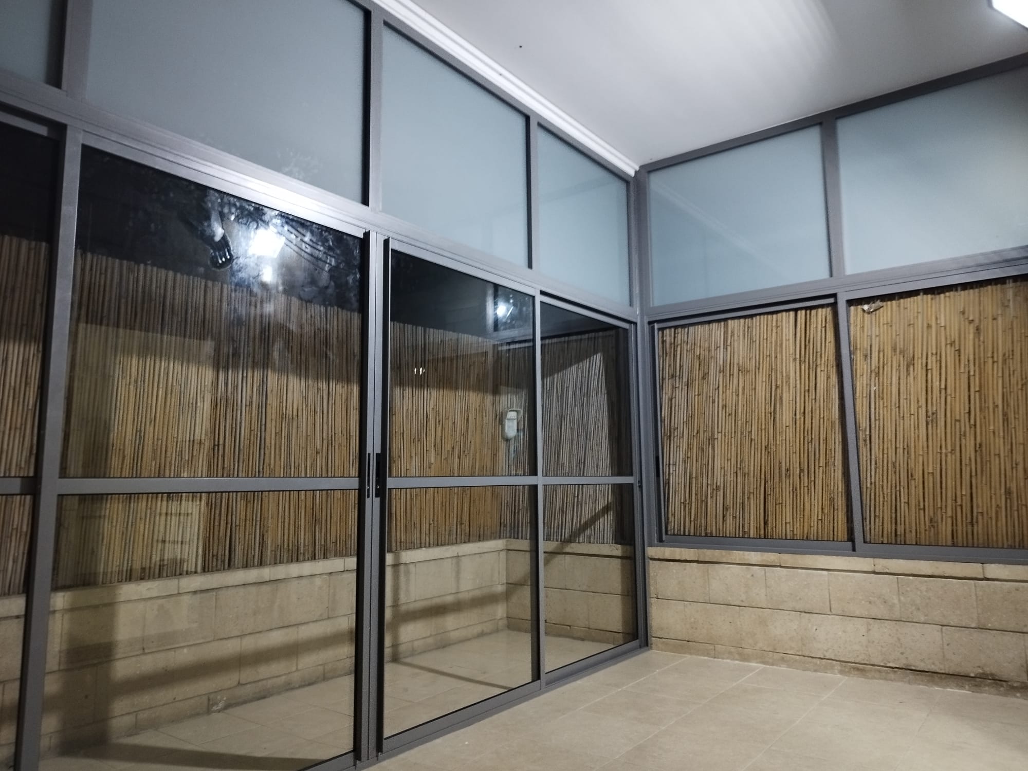 גגות ורטיקליים אלומיניום וזכוכית