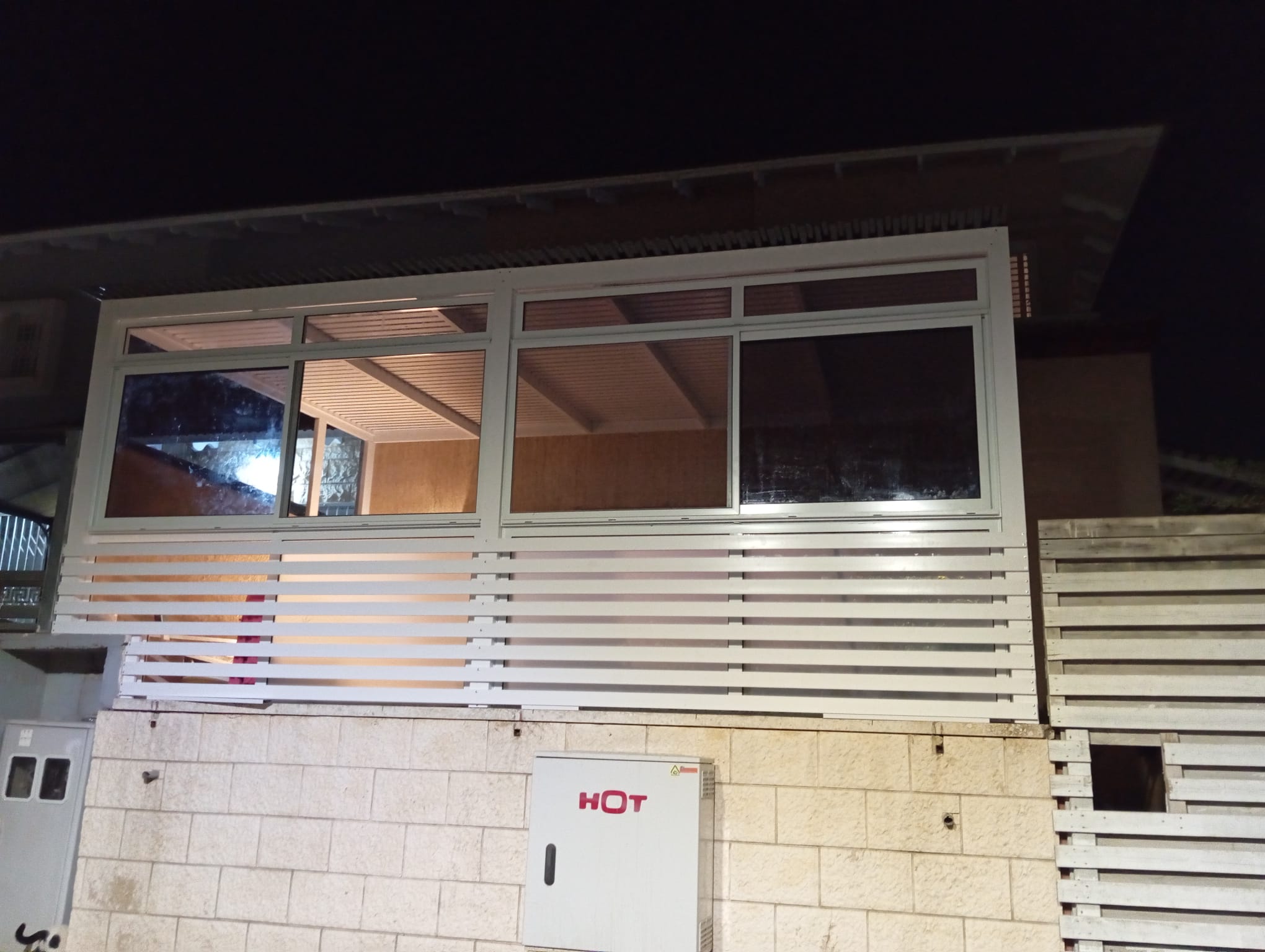 חיפוי זכוכית ואלומיניום