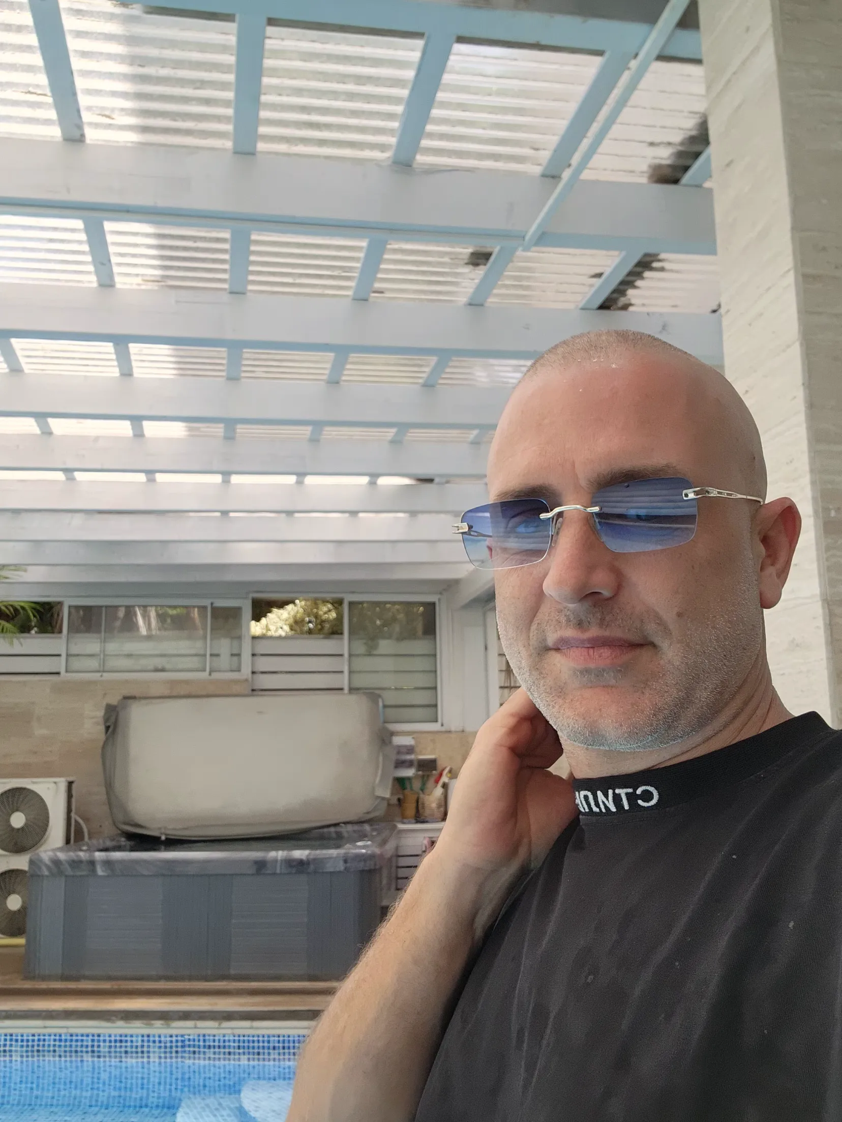 פרגולה ליד בריכה שיפוץ